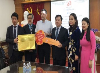 Hanoi school gifted with intelligent education system from Japan