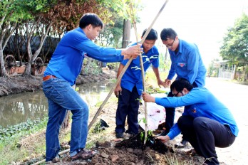 Đoàn viên, thanh niên trồng cây xanh bảo vệ môi trường