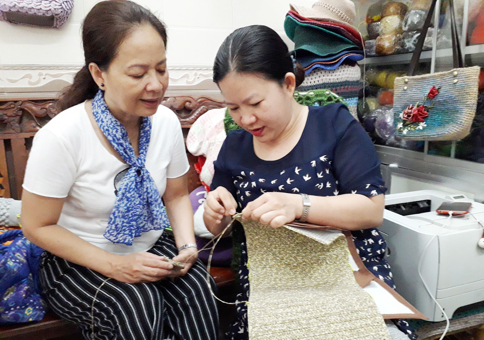 Những cuộn len vô tri qua bàn tay người phụ nữ bỗng hóa thành những vật phẩm độc đáo! (Trong ảnh: Bà Nguyễn Thị Thu Liễu học thêm về cách trang trí sản phẩm đan len tại Happy Handmade Home)