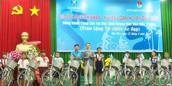 Trao 70 xe đạp cho học sinh khó khăn