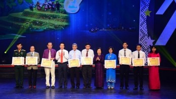 Vu A Dinh scholarships presented to excellent ethnic students