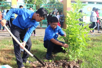 Thanh niên Long An trồng cây nhớ Bác