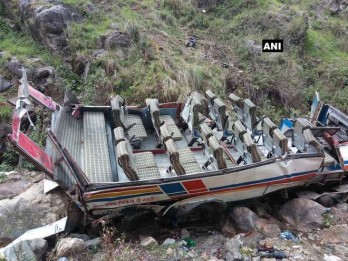 47 die after bus plunges into deep gorge in northern India