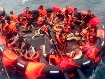 Thailand: More than 50 missing after boat capsizes off Phuket