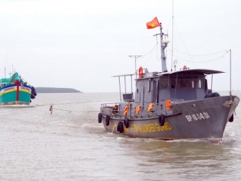 Bà Rịa-Vũng Tàu: Sóng lớn đánh lật úp tàu cá, 2 ngư dân mất tích