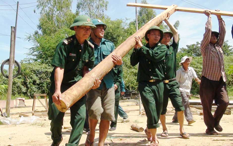 Cán bộ, chiến sĩ đồn Biên phòng Sông Trăng lao động giúp người dân biên giới khắc phục hậu quả lốc xoáy