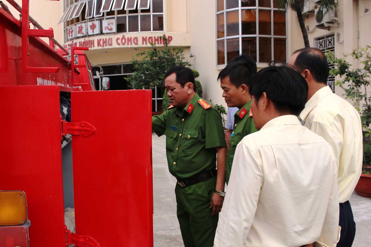 Thượng tá Trương Văn Vũ - Phó Trưởng phòng Cảnh sát Phòng cháy, chữa cháy và Cứu nạn, cứu hộ Công an tỉnh, kiểm tra xe chữa cháy tại Khu công nghiệp Đức Hòa 1