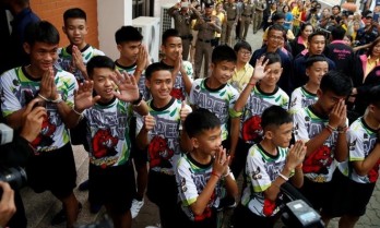 Thai “Wild Boars” leave hospital, meet press