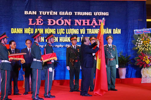 Thay mặt lãnh đạo Đảng và Nhà nước, Thủ tướng Chính phủ Nguyễn Xuân Phúc trao danh hiệu "Anh hùng Lực lượng vũ trang nhân dân" cho Ban Tuyên huấn Khu ủy Khu V. Ảnh: VGP/Thế Phong