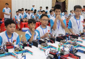 About 150 young students attend Vietnam Robot contest