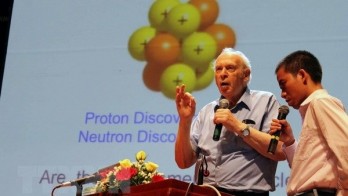 Nobel laureate discusses quark particle with Vietnamese students