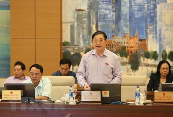 Chủ nhiệm Ủy ban Khoa học, Công nghệ và Môi trường của Quốc hội Phan Xuân Dũng trình bày báo cáo. (Ảnh: Dương Giang/TTXVN)