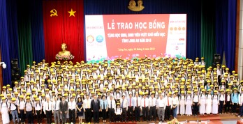 400 học sinh, sinh viên vượt khó hiếu học nhận học bổng năm 2018