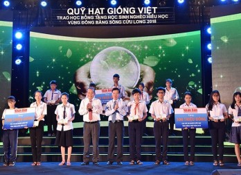 “Vietnamese Seeds Fund” scholarships presented to students