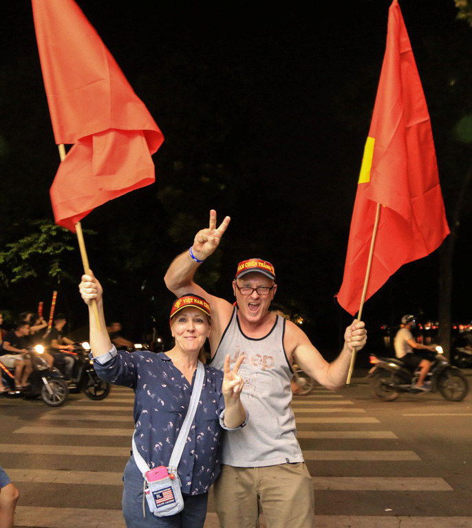 Foreign tourists also joined the cheering crowd