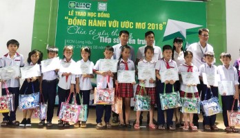 Công ty Cổ phần Long Hậu trao học bổng “Đồng hành với ước mơ” năm học 2018-2019