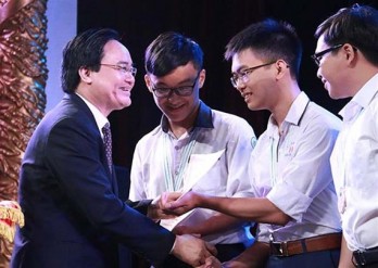 Nearly 500 Vallet scholarships presented to Vietnamese students