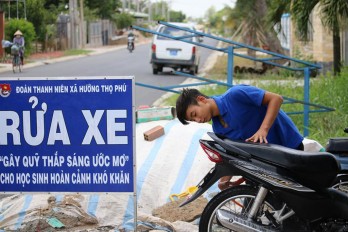 Thanh niên rửa xe gây quỹ “thắp sáng ước mơ”