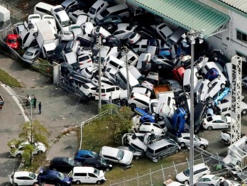 Japan begins clean-up after typhoon kills 11; major airport closed