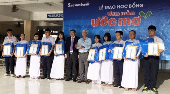 Sacombank Chi nhánh Long An trao 82 suất học bổng cho học sinh