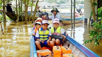 Gov't provide boats to take students to schools in flood season