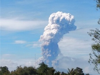 Indonesia’s island hit by volcano eruption after quakes, tsunami