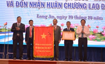 Hội Khuyến học Long An đón nhận Huân chương Lao động hạng Nhì