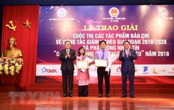 Trao giải báo chí về công tác giảm nghèo cho 39 tác phẩm, tập thể