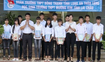 Đoàn Trường THPT Đông Thạnh tặng gần 100 bộ sách giáo khoa cho Trường THPT Mường Kim