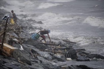 Typhoon Yutu kills five, buries over 30 people in Philippines