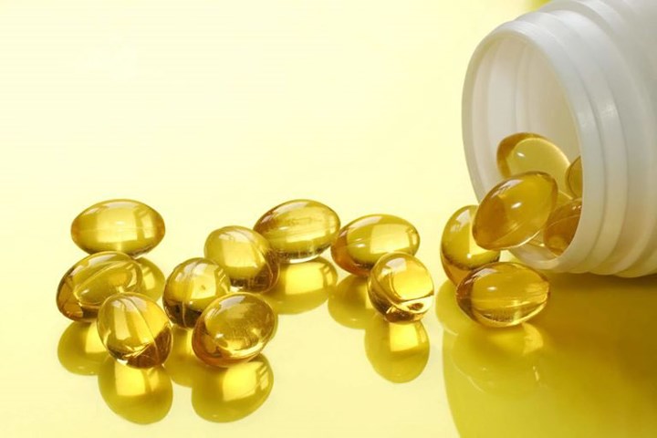 Vitamin E: Vitamin E giúp nuôi dưỡng làn da, giảm ngứa và ngăn ngừa sẹo. Bạn có thể cắt một viên vitamin E trộn với tinh dầu calendula (tinh dầu hoa cúc) và để trong vòng 30 phút. Hiệu quả bạn sẽ nhận rõ một vài ngày sau đó.