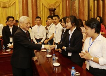 Party General Secretary and President Nguyen Phu Trong meets outstanding students