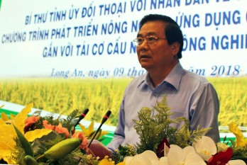 Long An party chief talks to residents about hi-tech agriculture