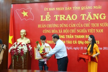 Chủ tịch nước tặng huân chương cho chàng ngư dân dũng cảm