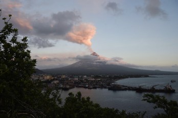 Philippines: Mayon volcano spews ash