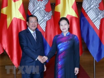 NA Chairwoman welcomes Cambodian PM in Hanoi