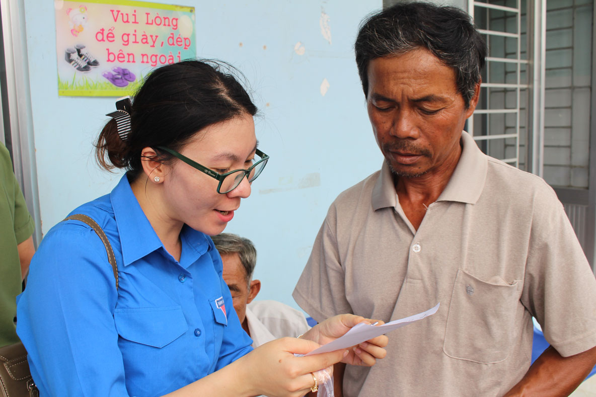 Đoàn viên, thanh niên ngành y tế hướng dẫn người dân chăm sóc sức khỏe