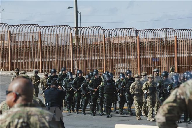 Binh sỹ Mỹ tham gia cuộc diễn tập ở Hidalgo, Texas, biên giới Mỹ-Mexico. (Ảnh: AFP/TTXVN)