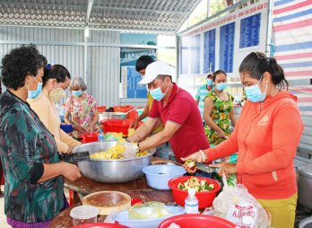 Hàng ngàn suất cơm miễn phí phục vụ du khách tại Lễ hội Làm Chay