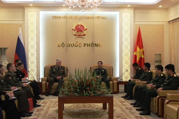 Minister and Chairman of the Government Office Mai Tien Dung hosts a working session with a delegation of Russian experts and firms in Hanoi on February 18. (Photo:VNA)