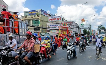 Đông đảo người dân theo đoàn Chiêu u tại Lễ hội Làm Chay