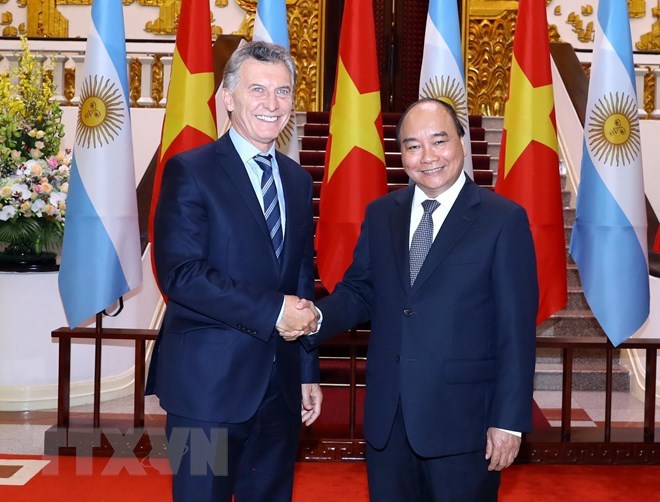 Prime Minister Nguyen Xuan Phuc (R) receives Argentine President Mauricio Macri (Source: VNA)