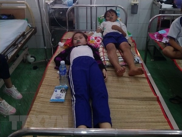 Các em học sinh đang điều trị tại Bệnh viện đa khoa huyện Trần Văn Thời. (Ảnh: Huỳnh Thế Anh/TTXVN)