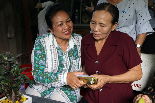 Vice President of the Cambodian Women for Peace and Development Mean Som An (L) and former volunteer Vietnamese soldier Cao Thi Yen (Photo: VNA)