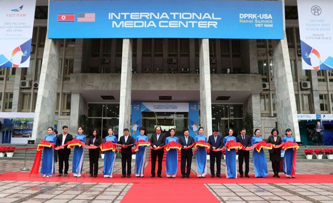 Deputy Prime Minister and Foreign Minister Pham Binh Minh and delegates cut the ribbon to inaugurate the International Media Centre to serve the DPRK-USA Hanoi Summit Vietnam (Source: VNA)