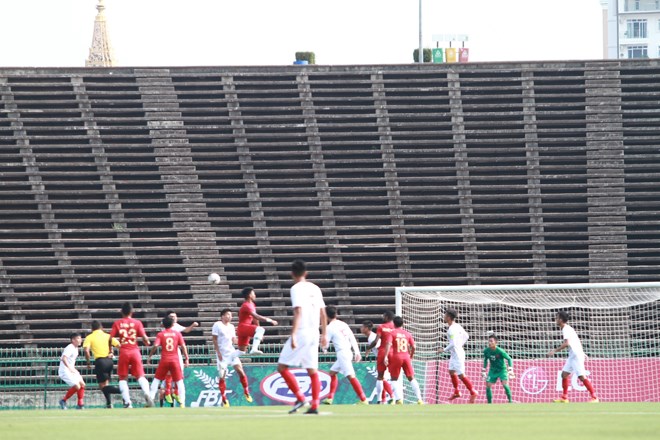 Vietnamese (in white) and Indonesian players compete in their semi-final match of the ongoing ASEAN Football Federation (AFF) U22 Youth Championship (Photo: VNA)