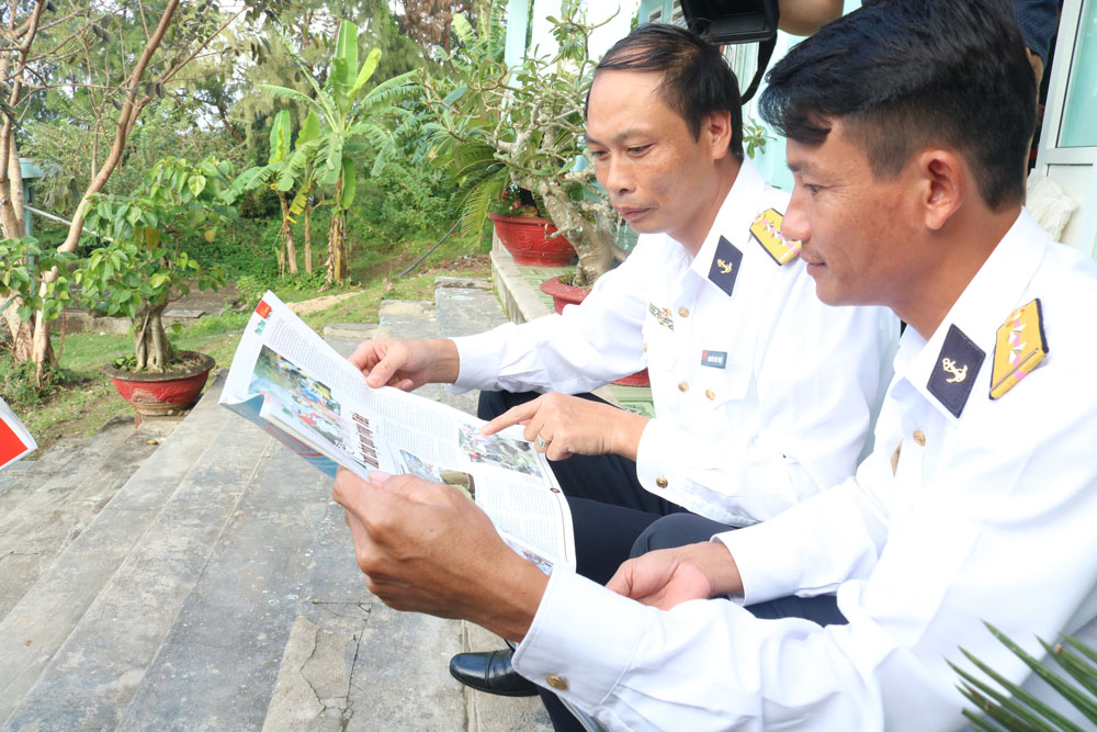 Thông qua những câu chuyện, anh em bộ đội hỗ trợ nhau hoàn thành tốt nhiệm vụ được giao (ảnh chụp cán bộ, chiến sĩ Trạm Rada 550, huyện đảo Lý Sơn, tỉnh Quảng Ngãi)