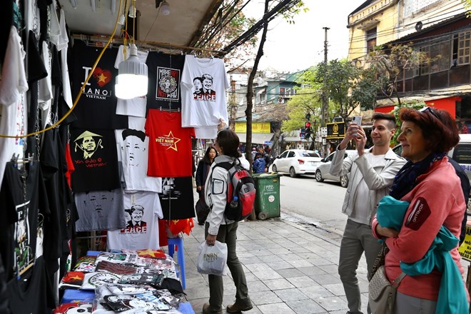 Foreign tourists visit a shop selling souvenirs of the second summit between the US and the Democratic People's Republic of Korea in Hanoi on February 27 and 28 (Photo: VNA)