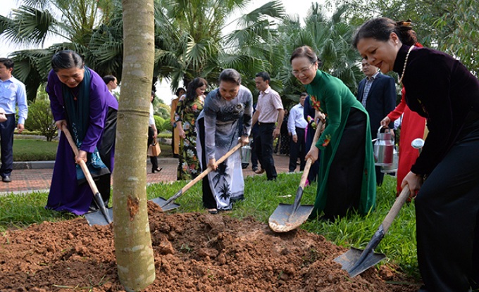 NA Chairwoman Nguyen Thi Kim Ngan (second from left) and delegates plant a memorial tree at the Hai Ba Trung Temple.