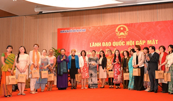 NA Chairwoman Nguyen Thi Kim Ngan poses with delegates at the meeting.